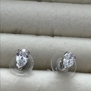 Svarowski pear shaped earrings ,  stunning !
Mint, never worn!